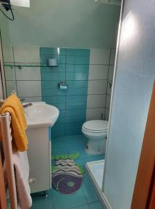 a bathroom with a sink and a toilet at Tourist Farm Lavrič in Woditz