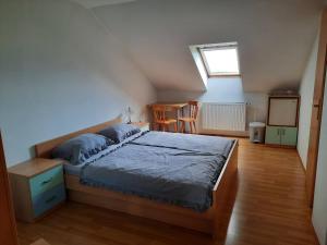 a bedroom with a bed and a table and a window at Tourist Farm Lavrič in Woditz