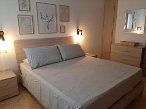 ein Schlafzimmer mit einem großen Bett mit zwei Nachttischen in der Unterkunft Sotto il Portico Home in Tezze sul Brenta