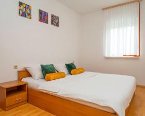 Un pat sau paturi într-o cameră la Apartments Baresic