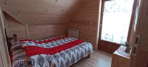 מיטה או מיטות בחדר ב-Gościniec Dziubasowki