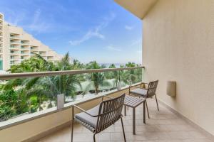 Live Aqua Beach Resort Cancun tesisinde bir balkon veya teras