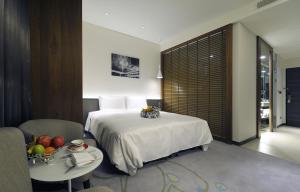 Postel nebo postele na pokoji v ubytování Golden Tulip Glory Fine Hotel