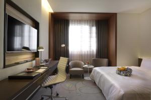 TV a/nebo společenská místnost v ubytování Golden Tulip Glory Fine Hotel
