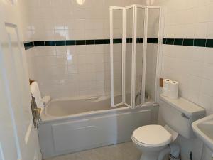 Un baño de Moore Bay Holiday Homes