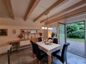 a kitchen and dining room with a table and chairs at Lias Ferienhaus in Geeste