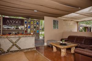 Casa Boutique QX- Pachacamac في باتشاكاماك: غرفة معيشة مع أريكة وطاولة