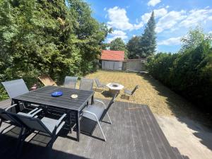 una mesa negra y sillas en un patio en Corner House Zsóry Spa, en Mezőkövesd