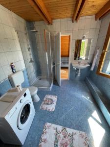 A bathroom at Corner House Zsóry Spa