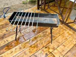 a grill sitting on top of a wooden floor at Hotel Crocus in Bosteri