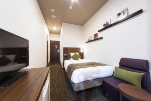 Postel nebo postele na pokoji v ubytování HOTEL MYSTAYS Haneda