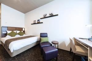 Postel nebo postele na pokoji v ubytování HOTEL MYSTAYS Haneda