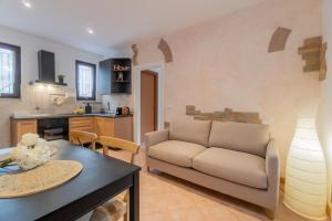 a living room with a couch and a table at Residenza Messer Pajola in Assisi