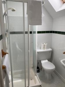 Kylpyhuone majoituspaikassa Moore Bay Holiday Homes