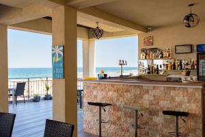 a bar with a view of the ocean at SaloS Beach Resort in Mamaia Sat/Năvodari