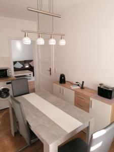un comedor con una mesa y algunas luces en Ferienwohnung Haus Merle, en Jestädt 16 fotos más
