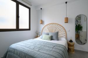 um quarto com uma cama grande e um espelho em Stylish Sea View Accommodation Las Canteras em Las Palmas de Gran Canaria