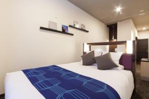 Postel nebo postele na pokoji v ubytování HOTEL MYSTAYS Haneda