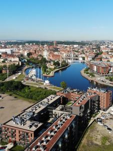 uma vista aérea de uma cidade com um rio em Apartament Nadmotławie 92 Sauna Fitness em Gdansk