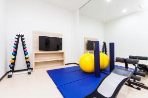 Fitness centrum a/nebo fitness zařízení v ubytování HOTEL MYSTAYS Haneda