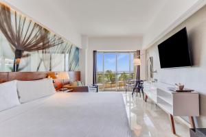Postel nebo postele na pokoji v ubytování Live Aqua Cancun - Adults Only - All-Inclusive