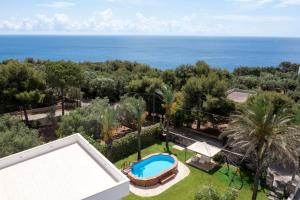 z góry widok na ośrodek z basenem i ocean w obiekcie Villa Machri - Con Piscina Privata E Ampio Giardino Vicina Al Mare w mieście Gagliano del Capo