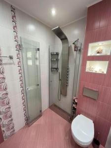 La salle de bains est pourvue d'une douche et de toilettes. dans l'établissement Cite Jardin Apart @ 2 Bedroom Apartment, à Sofia