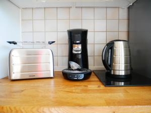 Příslušenství pro přípravu čaje a kávy v ubytování Ferienwohnung Eichkatzel