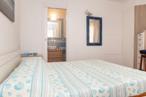 a bedroom with a bed and a bathroom at La casetta di Lu Casteddu in San Teodoro
