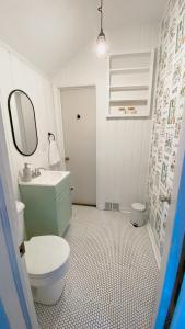 ห้องน้ำของ Retro Ypsilanti Cottage - Peloton & Vintage Vibes