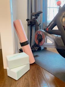 Gallery image of Retro Ypsilanti Cottage - Peloton & Vintage Vibes in Ypsilanti +21 photos