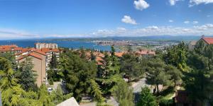 Afbeelding uit fotogalerij van Lovely apartment with fabulous view in Koper