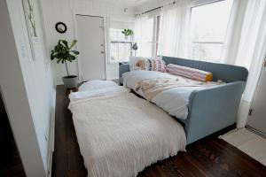 เตียงในห้องที่ Retro Ypsilanti Cottage - Peloton & Vintage Vibes