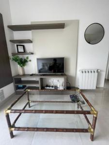 uma mesa de café em vidro numa sala de estar com uma televisão em DEPTO CON INCREIBLE VISTA!! Y UBICACION!! em Salta