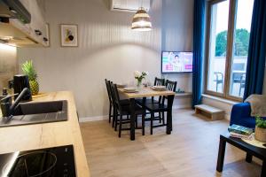 TV a/nebo společenská místnost v ubytování Apartamenty z tarasami - Moja Gdynia