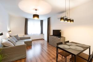 Posedenie v ubytovaní Modern & Newly built apartment with private garage