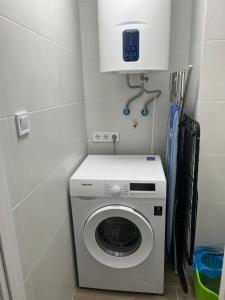 een wasmachine en droger in een kleine kamer bij SingularStays Cullera IV in Cullera