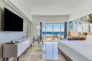 TV a/nebo společenská místnost v ubytování Live Aqua Cancun - Adults Only - All-Inclusive