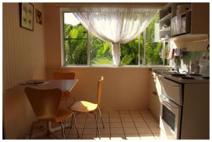 uma cozinha com mesa e cadeiras e uma janela em Coral Lodge Bed and Breakfast Inn em Townsville