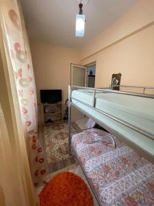 Habitación con 2 literas y espejo. en Stavri's Apartment, en Sarandë