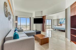TV a/nebo společenská místnost v ubytování Live Aqua Cancun - Adults Only - All-Inclusive