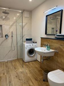 NeckarwestheimにあるLoft Wohnung Appartement auf 2 Etagen, Nähe Neckarの洗濯機と洗面台を備えたバスルーム +22枚の写真