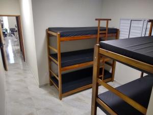 ein paar Etagenbetten in einem Zimmer in der Unterkunft A Casa Linda Com Piscina Aquecida churrasqueira wifi pertinho da praia em Itanhaém in Itanhaém