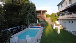 an overhead view of a swimming pool in a yard at Ferienwohnungen Panorama Harrys Bike Tours in Villach