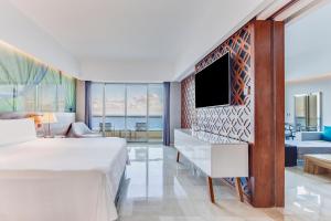 Postel nebo postele na pokoji v ubytování Live Aqua Cancun - Adults Only - All-Inclusive