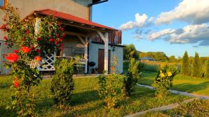 a house with flowers on the side of it at Blisko Lasu in Ustrzyki Dolne
