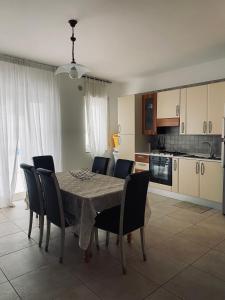 una cucina e una sala da pranzo con tavolo e sedie di Dimora ALFA a Polignano a Mare