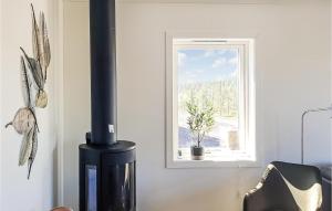sala de estar con chimenea y ventana en Cozy Apartment In Sysslebäck With Wifi, en Sysslebäck