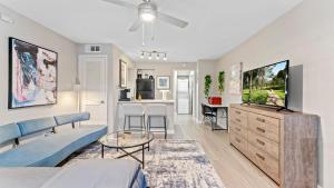 een woonkamer met een blauwe bank en een tv bij Cozy Efficiency Studios Close to Downtown and Domain in Austin