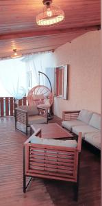 ein Wohnzimmer mit Sofas und Tischen in einem Zimmer in der Unterkunft lilie97418 in La Plaine des Cafres